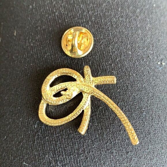 Vintage gold rhinestone ribbon pin back NOS - Picture 4 of 4